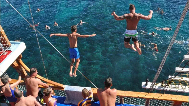 swimming-on-boat in turkler